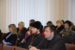 Зустріч священика з держслужбовцями.
