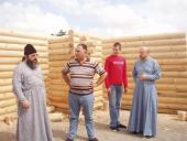 У селі Райках поставили дерев’яний зруб майбутньої Свято-Троїцької церкви