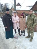 Благочинний Черняхівського округу передав допомогу потребуючим.